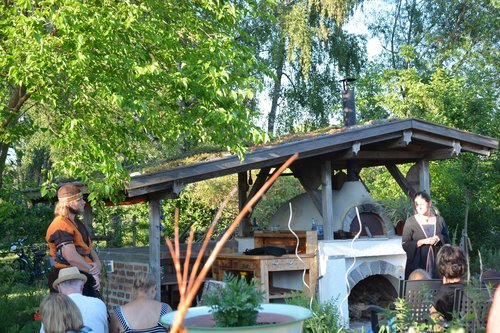 Marcel Friedmann und Karin Ehrlich vor dem Backhäuschen des Schaugartens