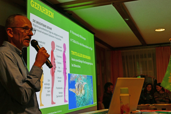 Manfred Eschenbacher bei seinem Vortrag "Wege aus der Plastikkrise"