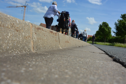 Wie eine Mauer steht die Gehwegkante, über der Rollis entlang ziehen. &nbsp;Foto: Uli Grüber