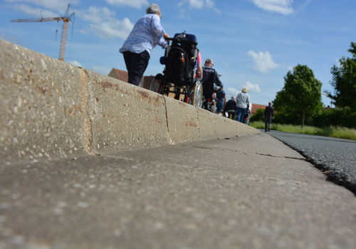 Wie eine Mauer steht die Gehwegkante, über der Rollis entlang ziehen. &nbsp;Foto: Uli Grüber