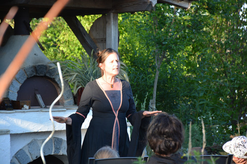Märchenerzählerin Karin Ehrlich steht vor dem Publikum mit dem Backhäuschen hinter sich ©Uli Grüber