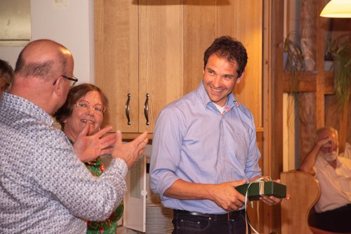 Uli Grüber und Adelheid Horneber überreichen ein Geschenk aus der ezzich Essigmanufaktur &nbsp;© Raphael Rother