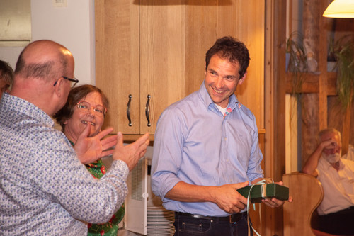 Uli Grüber und Adelheid Horneber überreichen ein Geschenk aus der ezzich Essigmanufaktur &nbsp;© Raphael Rother