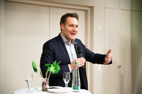 Ludwig Hartmann im Großaufnahme bei seinem Vortrag