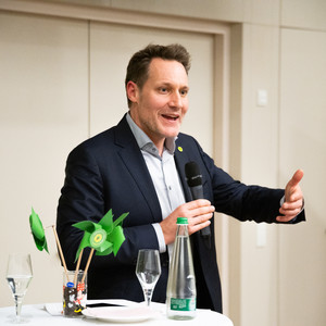 Ludwig Hartmann im Großaufnahme bei seinem Vortrag