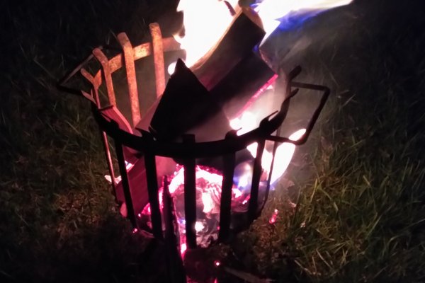Feuerkorb mit brennenden Scheiten, aus denen helle Flammen durch die Nacht züngeln &nbsp;Foto: Uli Grüber