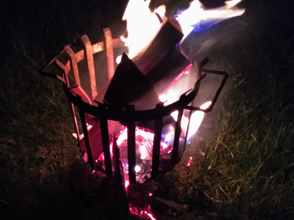 Feuerkorb mit brennenden Scheiten, aus denen helle Flammen durch die Nacht züngeln &nbsp;Foto: Uli Grüber