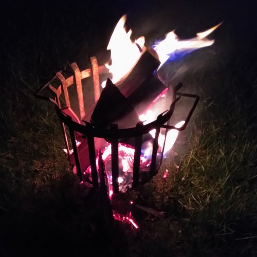 Feuerkorb mit brennenden Scheiten, aus denen helle Flammen durch die Nacht züngeln &nbsp;Foto: Uli Grüber