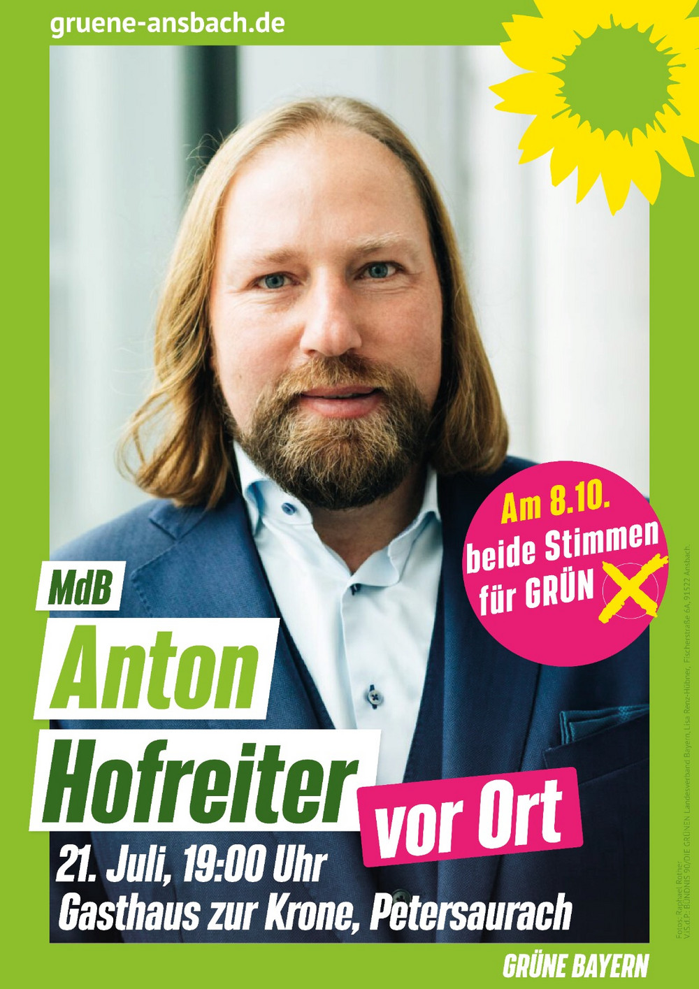 Plakat im grünen Rahmen mit Sonnenblume rechts oben, auf dem Toni Hofreiter den Betrachter direkt ansieht. Ein runderStörer rechts im Bild fordert dazu auf, bei der bayerischen Landtagswahl  am 08.10.2023 den Grünen beide Stimmen zu geben. Der Text unter Toni Hofreiters Bild kündigt  "MdL Anton Hofreiter vor Ort" am 21. Juli, 19:00 Uhr, Gasthaus zur Krone, Petersaurach" an 