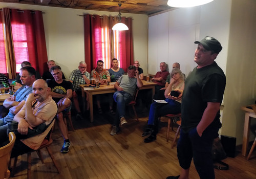 Im kleinen Saal des Gasthauses Krone in Petersaurach lauschten 25 Bürgerinnen und Bürger gespannt dem Vortrag von Carsten Aschoff &nbsp;Foto: Uli Grüber