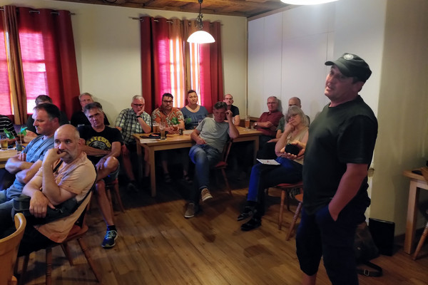 Im kleinen Saal des Gasthauses Krone in Petersaurach lauschten 25 Bürgerinnen und Bürger gespannt dem Vortrag von Carsten Aschoff &nbsp;Foto: Uli Grüber