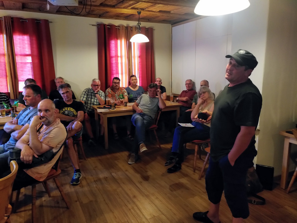 Im kleinen Saal des Gasthauses Krone in Petersaurach lauschten 25 Bürgerinnen und Bürger gespannt dem Vortrag von Carsten Aschoff &nbsp;Foto: Uli Grüber