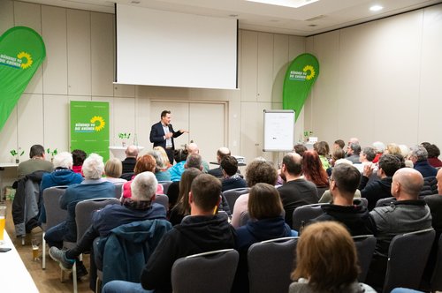 Ludwig Hartmann vor ca. 100 Zuhörenden in der "Sonne" (Neuendettelsau)