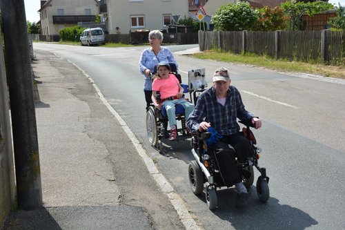 2 Rollis auf Durchgangsstraße neben unpassierbarem, baufälligem Gehweg &nbsp;Foto : Uli Grüber