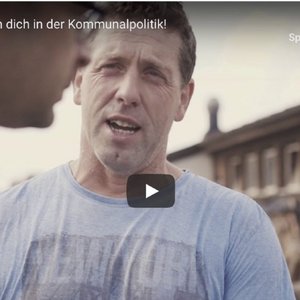 Bild auf dem ein Mann im Gespräch zu sehen ist