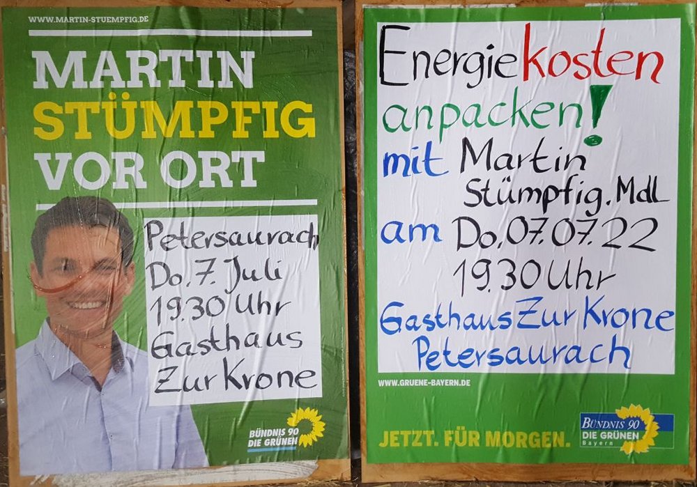 2 Plakate nebeneinander, die für die Veranstaltung werben © Adelheid Horneber