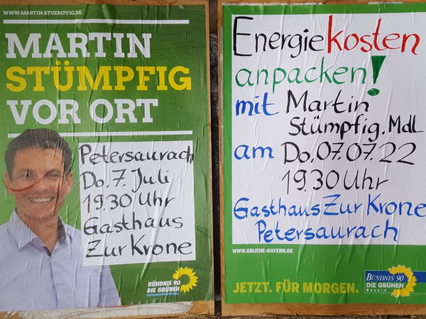 2 Plakate nebeneinander, die für die Veranstaltung werben © Adelheid Horneber