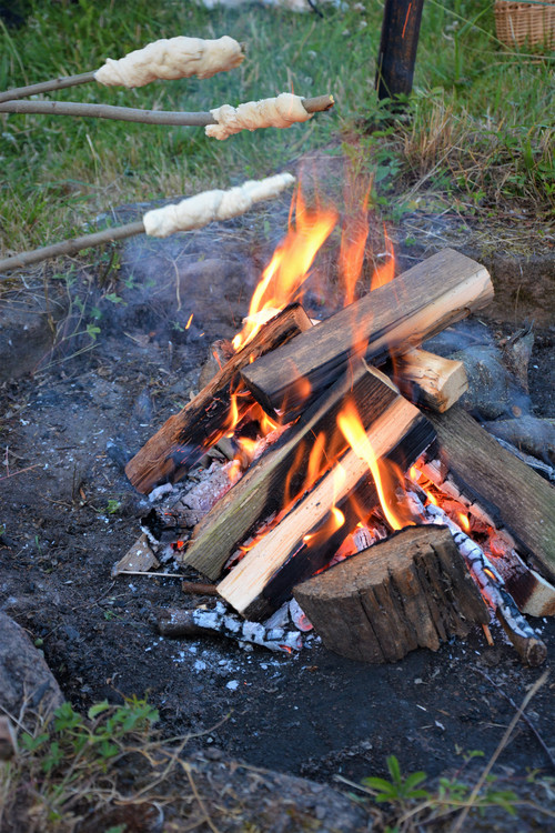 drei Stockbrote schweben über dem Feuer &nbsp;©Uli Grüber