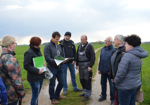 Martin Stümpfig besucht den Grünen Ortsverband Merkendorf und kommt mit Bürger*innen über die geplante Ortsumgehung ins Gespräch 