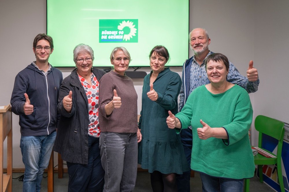 Ein Foto des neuen Vorstandes, auf dem alle den Daumen hoch zeigen