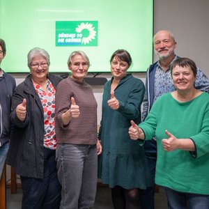 Ein Foto des neuen Vorstandes, auf dem alle den Daumen hoch zeigen