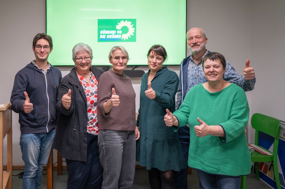 Ein Foto des neuen Vorstandes, auf dem alle den Daumen hoch zeigen