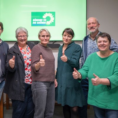 Ein Foto des neuen Vorstandes, auf dem alle den Daumen hoch zeigen