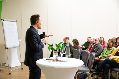 Ludwig Hartmann spricht vor ca. 100 Zuhörenden