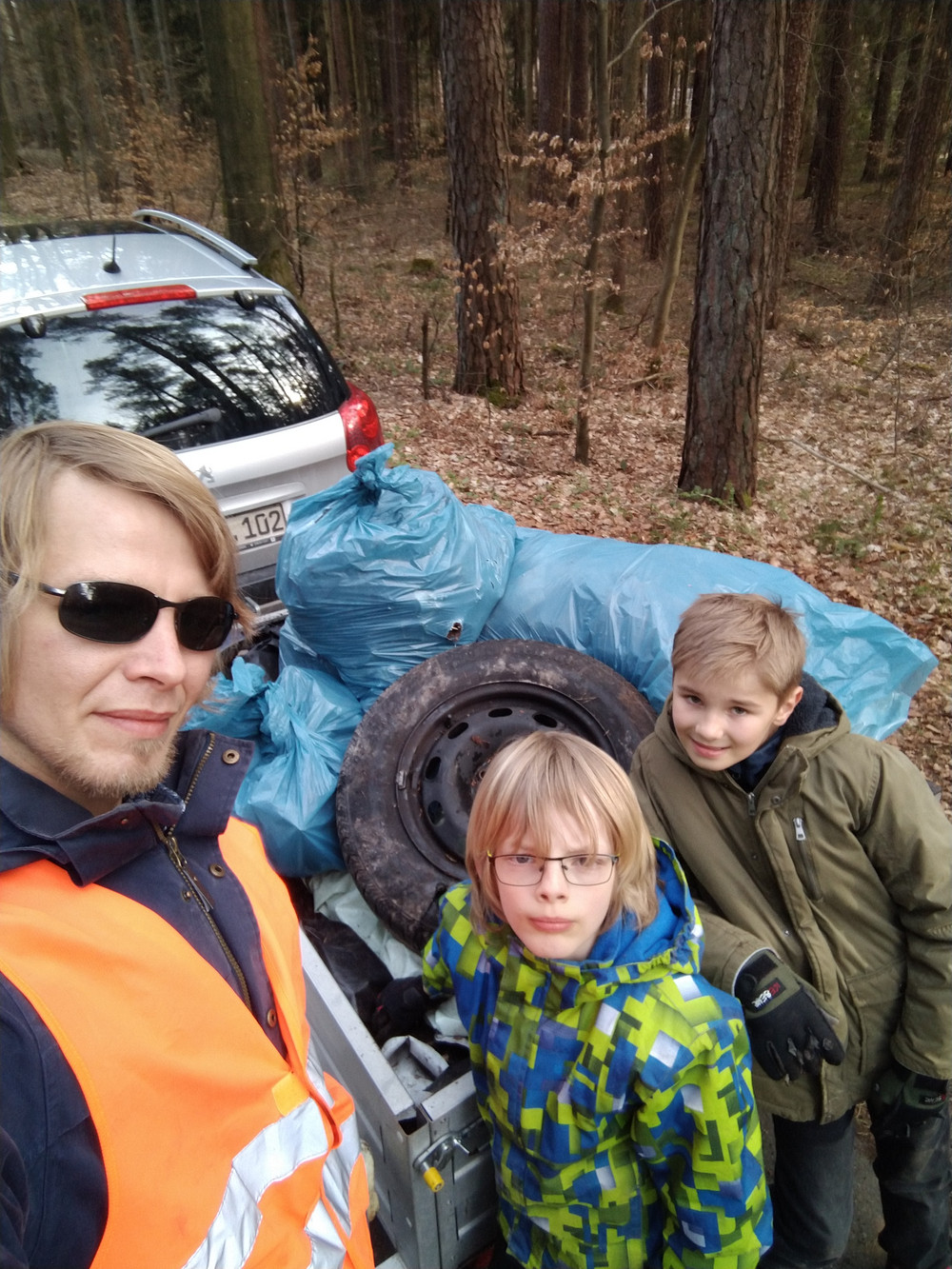 Bjoern, Jakob, Finn in action bei Müllsammel in Petersaurach 