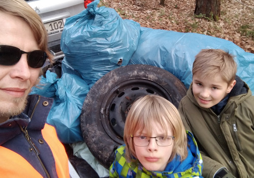 Bjoern, Jakob, Finn in action bei Müllsammel in Petersaurach 