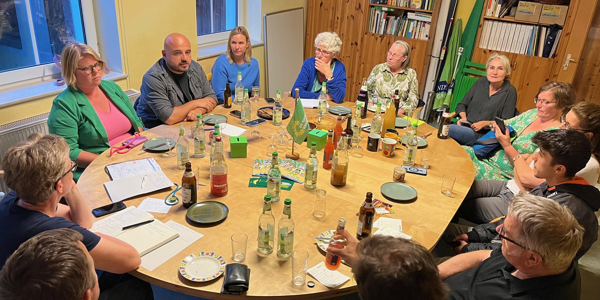 Foto der Teilnehmenden während der Diskussion