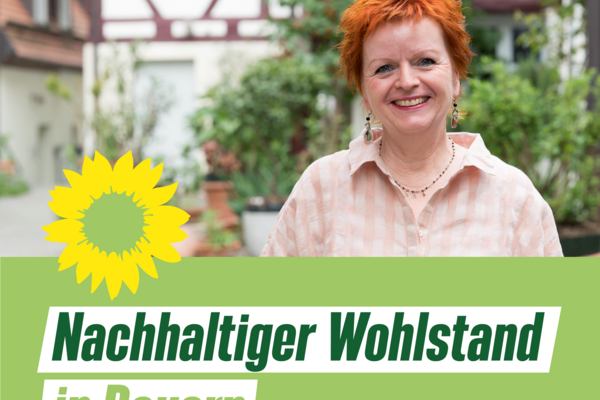 Landtagsabgeordnete Barbara Fuchs vor eine fränkischen Fachwerkanwesen, darunter das Motto der Veranstaltung: Nachhaltiger Wohlstand in Bayern