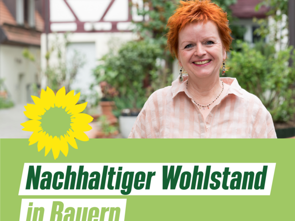 Landtagsabgeordnete Barbara Fuchs vor eine fränkischen Fachwerkanwesen, darunter das Motto der Veranstaltung: Nachhaltiger Wohlstand in Bayern