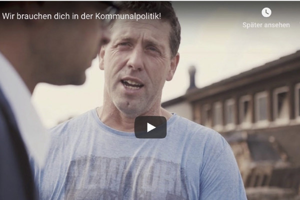 Bild auf dem ein Mann im Gespräch zu sehen ist